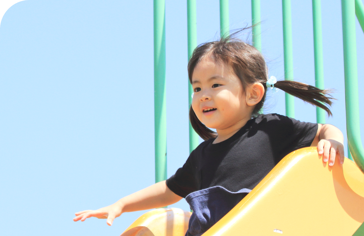 滑り台で遊ぶ女の子の写真